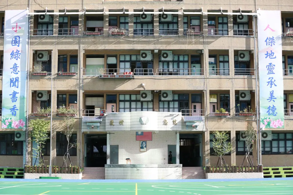 寒冰美容面部护理方案对比:基础维养与深层修复的选择指南