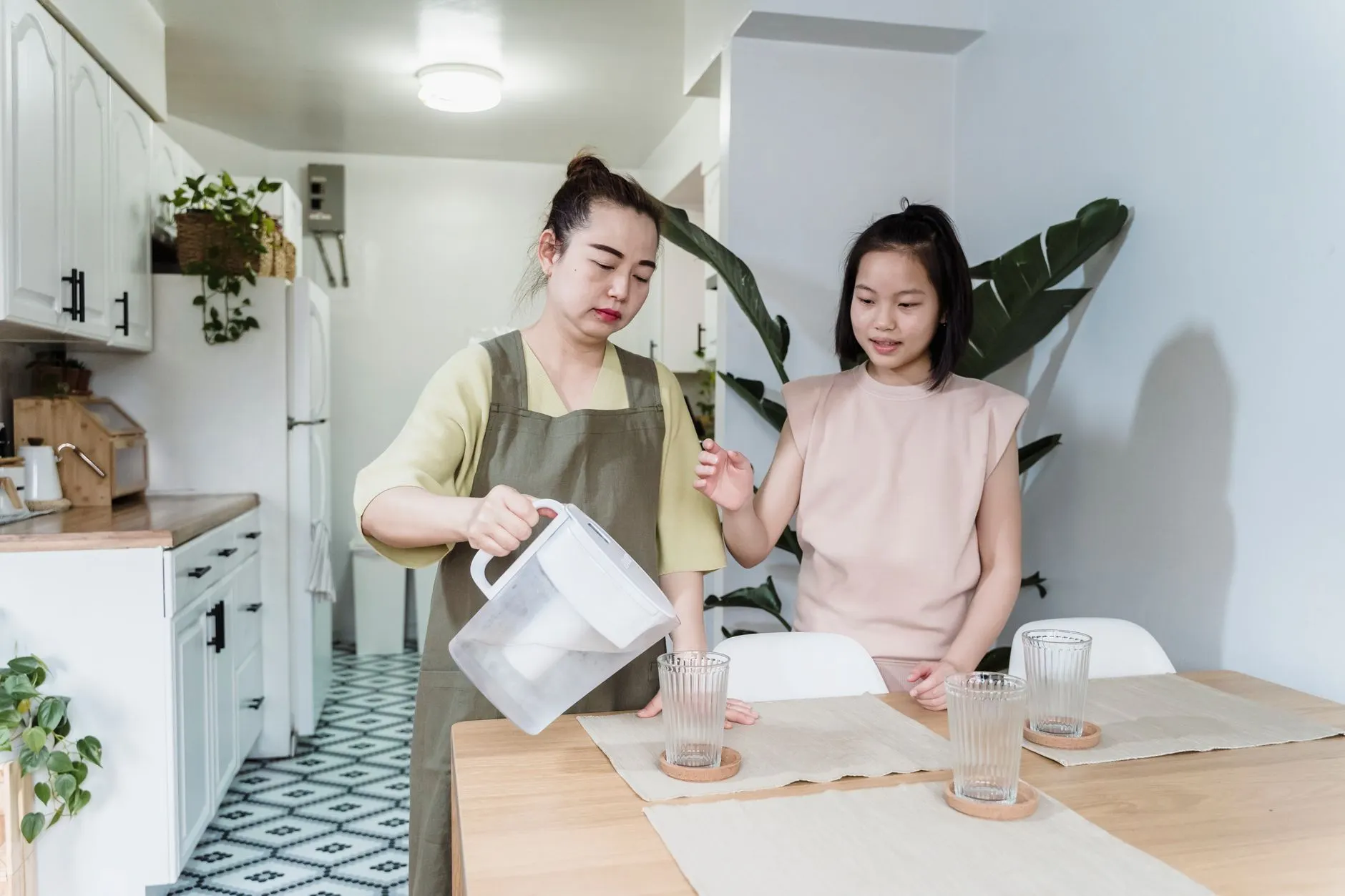 美容护肤成分解析：玻尿酸与胶原蛋白在面部护理中的协同作用