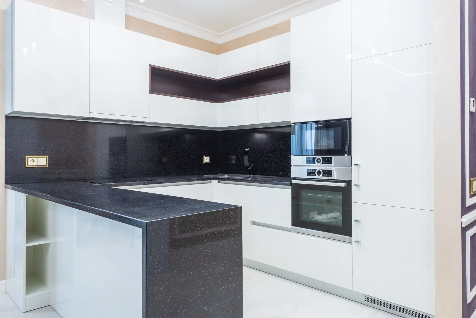 美容护肤成分解析：玻尿酸与胶原蛋白在面部护理中的协同作用